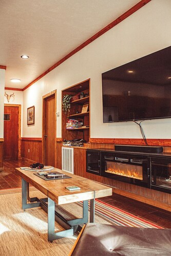 Secluded Shop-House Retreat - Walk to Heritage Park!