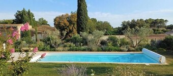 Villa located a 10-minute walk from the charming Provençal village of GRANS