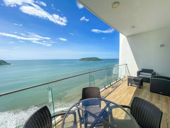 Outdoor dining - Luxe Oceanfront Condo in Golden Zone (Mazatlan)