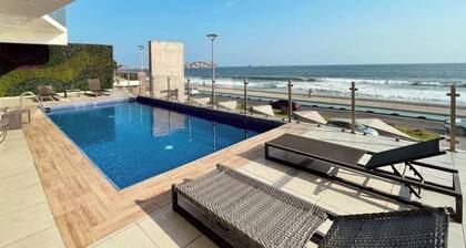 On the Malecón with ocean, lagoon and pool