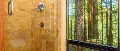 Een douche, een haardroger, handdoeken, shampoo