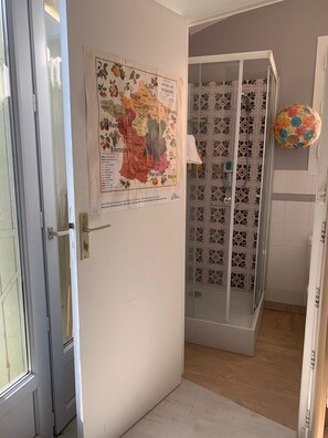 Bathroom - Vrbo Property (Venelles)