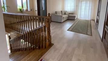 Habitación con 2 camas individuales, balcón, vista al patio | Interior