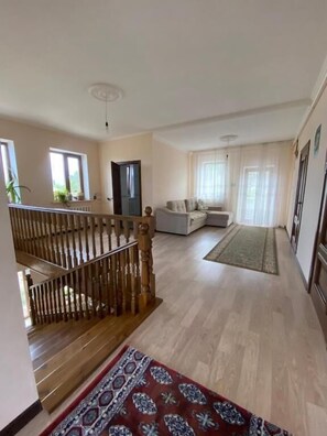 Phòng, ban công, quang cảnh sân vườn | Nội thất