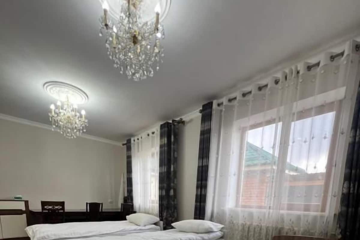 Habitación con 2 camas individuales, balcón, vista al patio