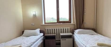 Chambre avec lits jumeaux, balcon, vue cour intérieure