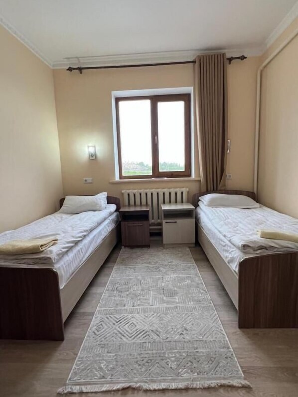 Phòng, ban công, quang cảnh sân vườn