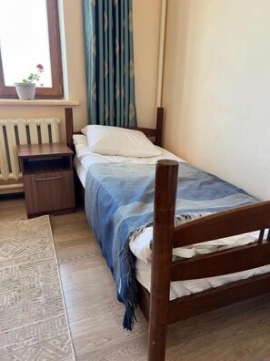 Chambre avec lits jumeaux, balcon, vue cour intérieure | Wi-Fi gratuit
