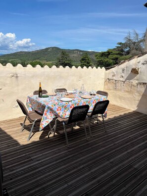 Outdoor dining - Vrbo Property (Vallon-Pont-d'Arc)