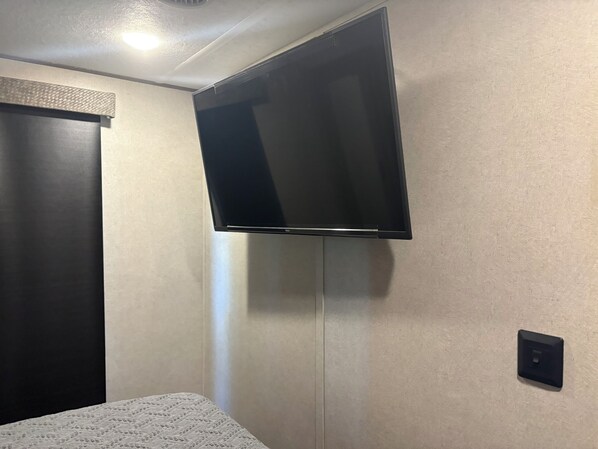 2 bedrooms, bed sheets - Home on Wheels Hideaway (Coral Gables)