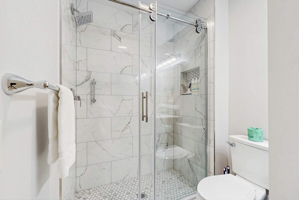 Shower, towels, shampoo - Renovated One-Level Walk to Beach 1 BR Condo (Hilton Head Island)