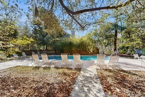 Pool - Renovated One-Level Walk to Beach 1 BR Condo (Hilton Head Island)
