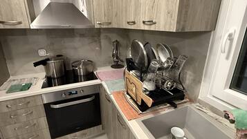 Fridge, oven, stovetop, dishwasher