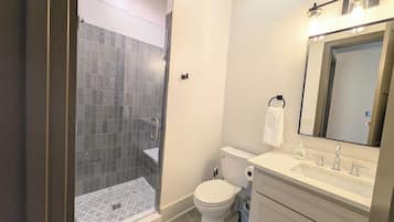 Douche, serviettes fournies, papier toilette