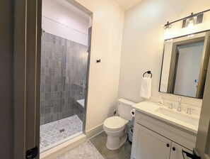 Shower, towels, toilet paper - Gorgeous 1-bedroom condo in Nolensville (Nolensville)
