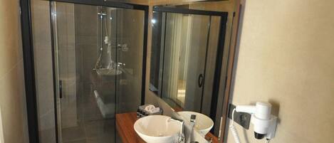 ヘアドライヤー、タオル、石鹸、トイレットペーパー
