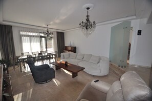 Living area - Brand New Luxury Villa w/ Private Pool – 3 Min Walk to Cruise Port (Muğla)