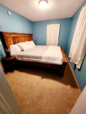 3 bedrooms, iron/ironing board, Internet, bed sheets - Cozy 3 Bedroom 2 bath Trailside Bungalow (Ontonagon)