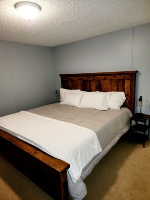 3 bedrooms, iron/ironing board, Internet, bed sheets - Cozy 3 Bedroom 2 bath Trailside Bungalow (Ontonagon)