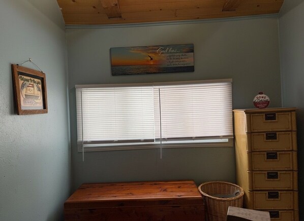 Interior - The Lil Cottage By The Lake (Linesville)