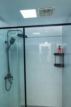 Dusche, Handtücher, Seife, Toilettenpapier