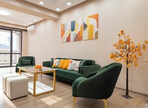 Ein modernes Wohnzimmer mit einem grünen Sofa, einem Couchtisch und einem Zierbaum.