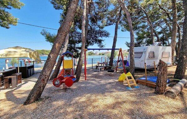 Children’s area - Lovely (sta)caravan in Pasman with WiFi (Pasman)