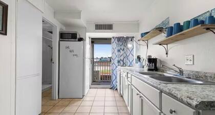 Island Retreat – 1BR Efficiency Near Padre Beaches
