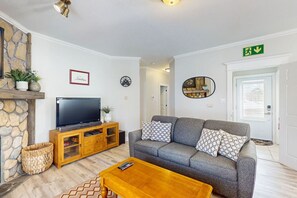 TV, fireplace - Bright 2BDR Condo with Summer Pool (The Blue Mountains)