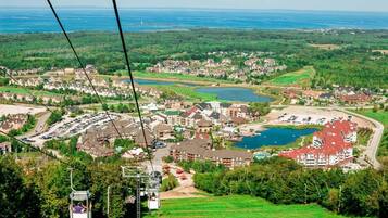 Eine Seilbahn, ein See und ein Wohngebiet mit Häusern und Gebäuden.