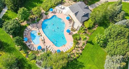 Bright 2BDR Condo with Summer Pool