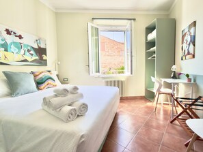 2 bedrooms, iron/ironing board, WiFi, bed sheets - View of the Historic Walls a stone's throw from the tower (Pisa)