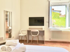 2 habitaciones, escritorio y tabla de planchar con plancha 