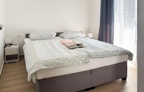 3 chambres, coffres-forts dans les chambres, fer et planche à repasser