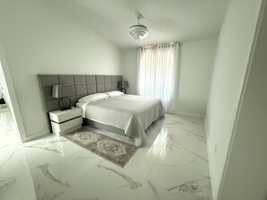 3 bedrooms, iron/ironing board, WiFi, bed sheets - White Pearl - Modern 3BR canal home , in Warm Mineral Springs, near beaches (North Port)