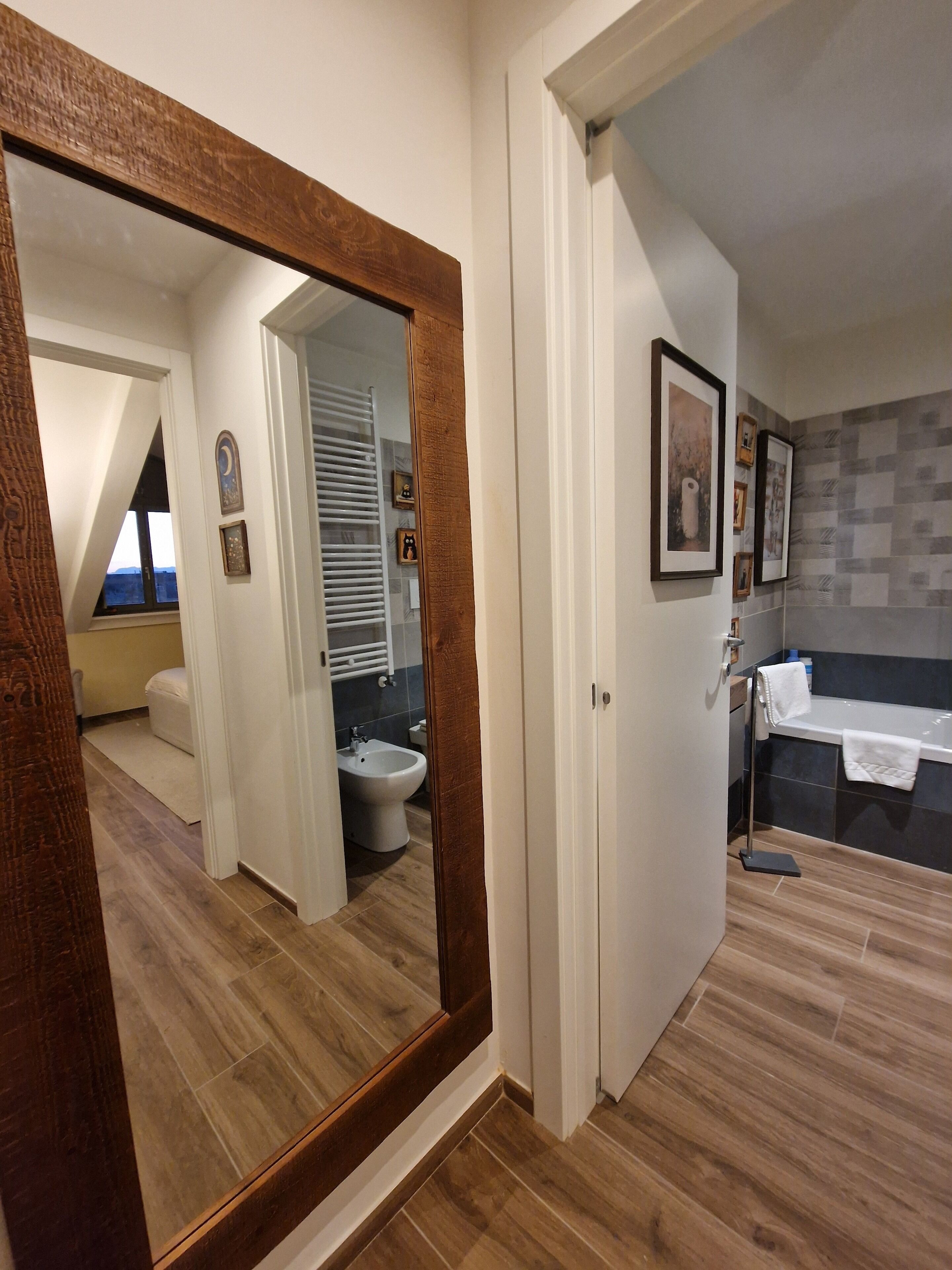 Douche, séchoir à cheveux, bidet, serviettes fournies