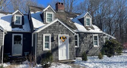 Well laid out 2-bedroom private home in Washington-close to the green and depot