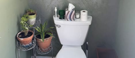 Haartrockner, Bidet, HandtĂŒcher, Seife