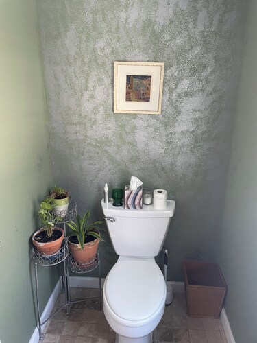 Well laid out 2-bedroom private home in Washington-close to the green and depot