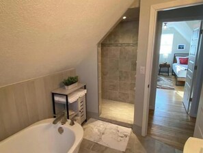 3 bedrooms, free WiFi, bed sheets - Charming Historic Ely Retreat - Walk to Downtown & Gateway to BWCA (Ely)