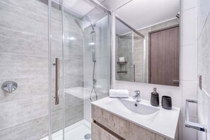Shower, hair dryer, towels - Los Mirlos Stay- 2B w/ Wifi (Viña del Mar)