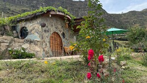 Exterior - The Shire in the Mountains: Hobbit-Style Cabin | Hot Tub & Breakfast (Machetá)