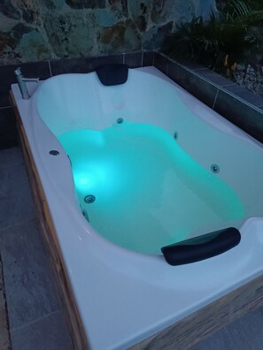 Outdoor spa tub - The Shire in the Mountains: Hobbit-Style Cabin | Hot Tub & Breakfast (Machetá)