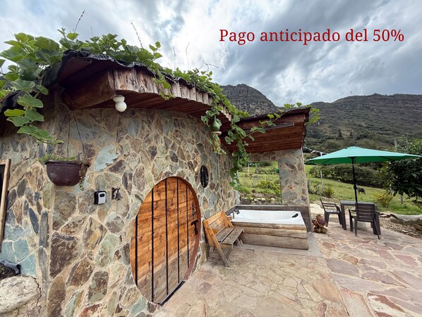Outdoor spa tub - The Shire in the Mountains: Hobbit-Style Cabin | Hot Tub & Breakfast (Machetá)