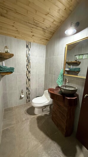 Bathroom - The Shire in the Mountains: Hobbit-Style Cabin | Hot Tub & Breakfast (Machetá)