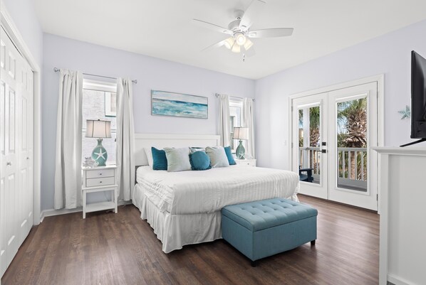 This bedroom offers a King bed and a full en suite bath - SolMate - 30A Getaway at Eastern Lake - Just Steps from the Beach!  Sleeps 10 (Santa Rosa Beach)