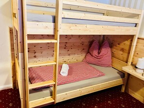 Room - Deluxe Family Suite 2 rooms 4 beds (Zederhaus)