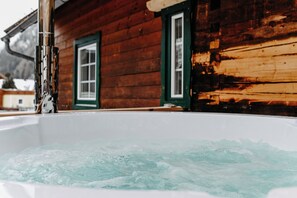 Outdoor spa tub - Deluxe Family Suite 2 rooms 4 beds (Zederhaus)