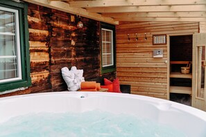 Outdoor spa tub - Deluxe Family Suite 2 rooms 4 beds (Zederhaus)