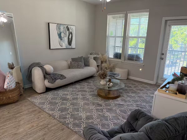 Living area - Central Tampa/Pool, Gym + Free Parking (Tampa)